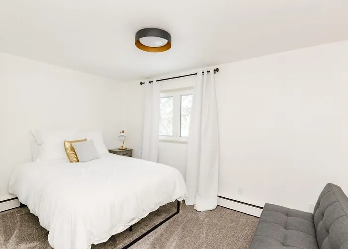 New Remodeled Townhome In Holiday home