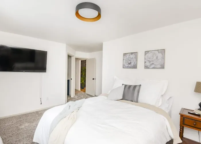 New Remodeled Townhome In
